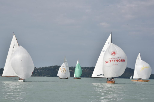 Exklusive Automobilbörse und Ausstellung klassischer Boote im Kékszalag PORT