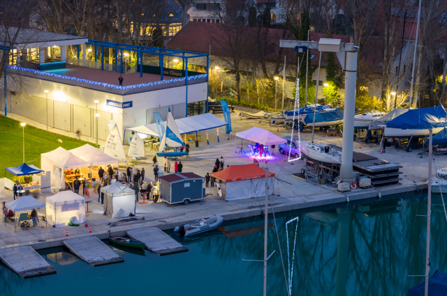 Tohtoročná adventná sezóna sa začína v prístave Kékszalag v Balatonfürede